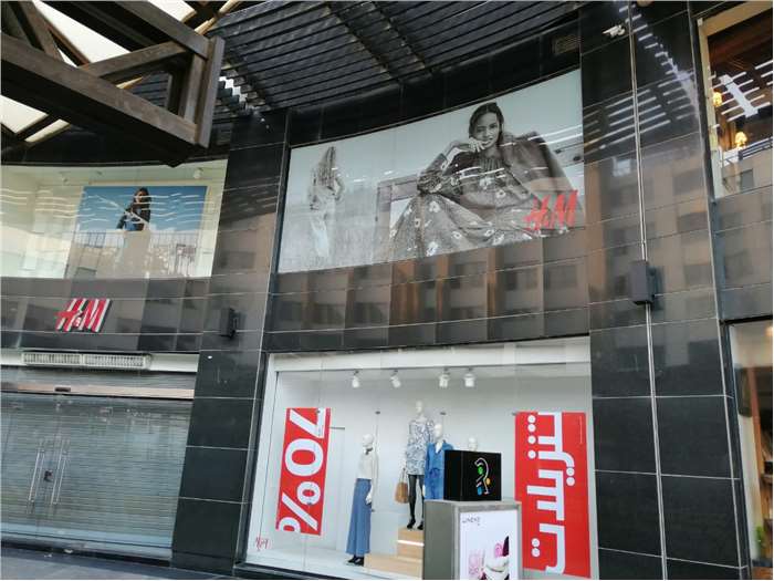 H&M window display